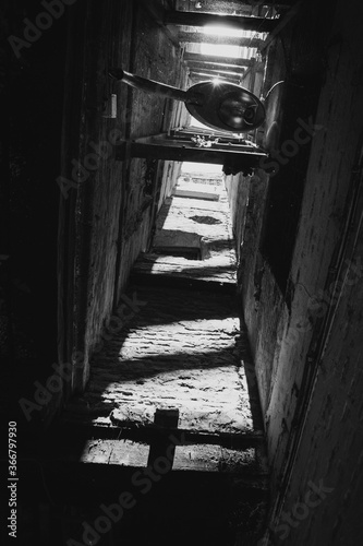 Dark alleys inside the old medina of Fez © Carmen Romero
