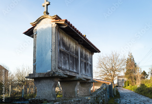 Horreo,construcción tradicional en Palas de Rei,Galicia.Un horreo esta dedicado al almacenaje de alimentos © Ruben
