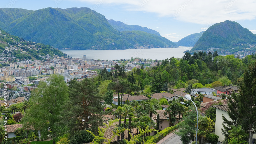 Panorama della città di Lugano da un punto panoramico di Porza.