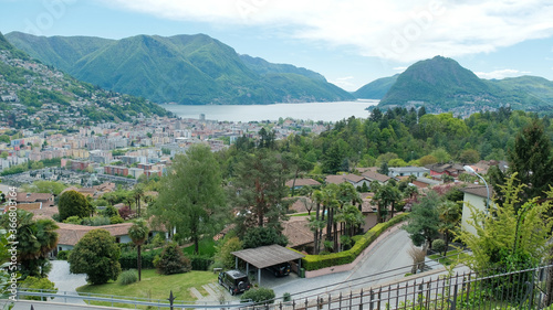 Panorama della città di Lugano da un punto panoramico di Porza.