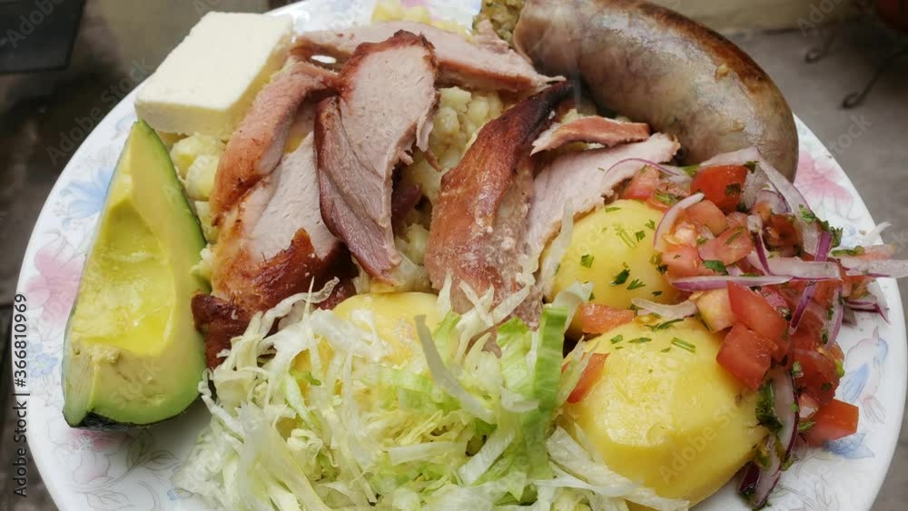 Hornado de cerdo con morcillas, plato tradicional del Ecuador.
