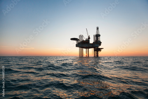Foto Oil rig at sunset time
