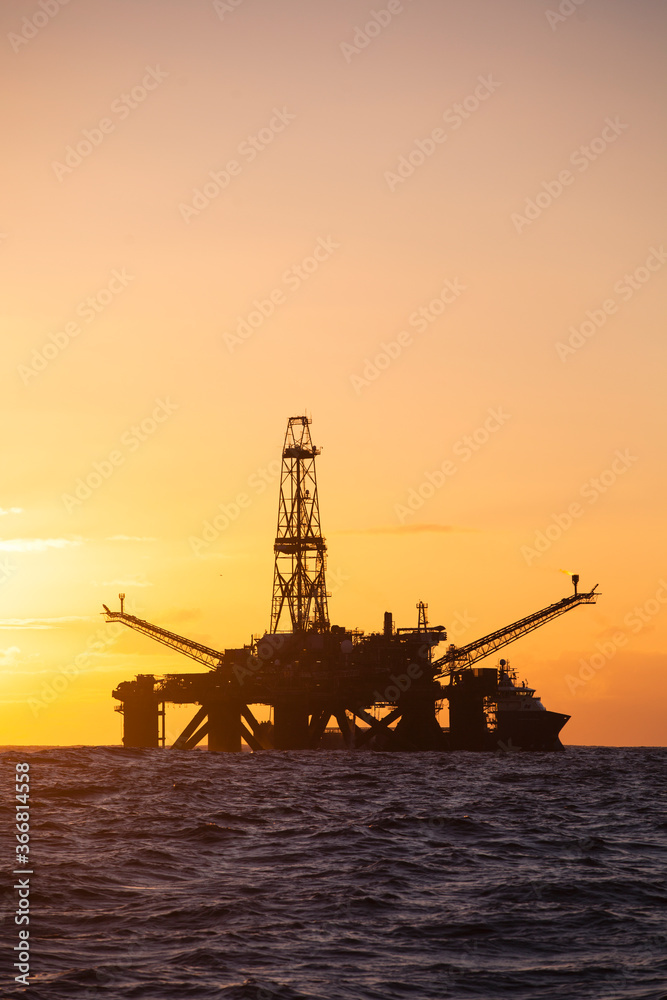 Drilling rig and supply vessel