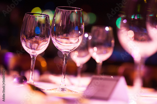 Cuadro en lienzo Wine glasses catching the light and becoming out of focus,