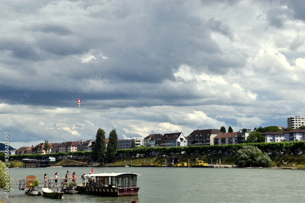 Rheinfähre in Basel im Sommer