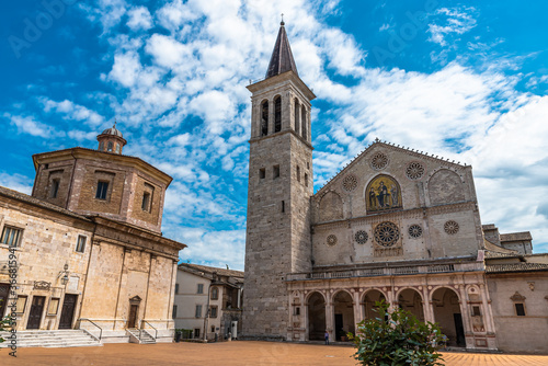 Spoleto, splendida cittadina umbra, patria del Festival dei Due Mondi, manifestazione internazionale di musica, arte, cultura e spettacolo 