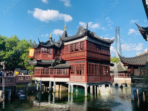 Pagode sur un lac à Shanghai, Chine