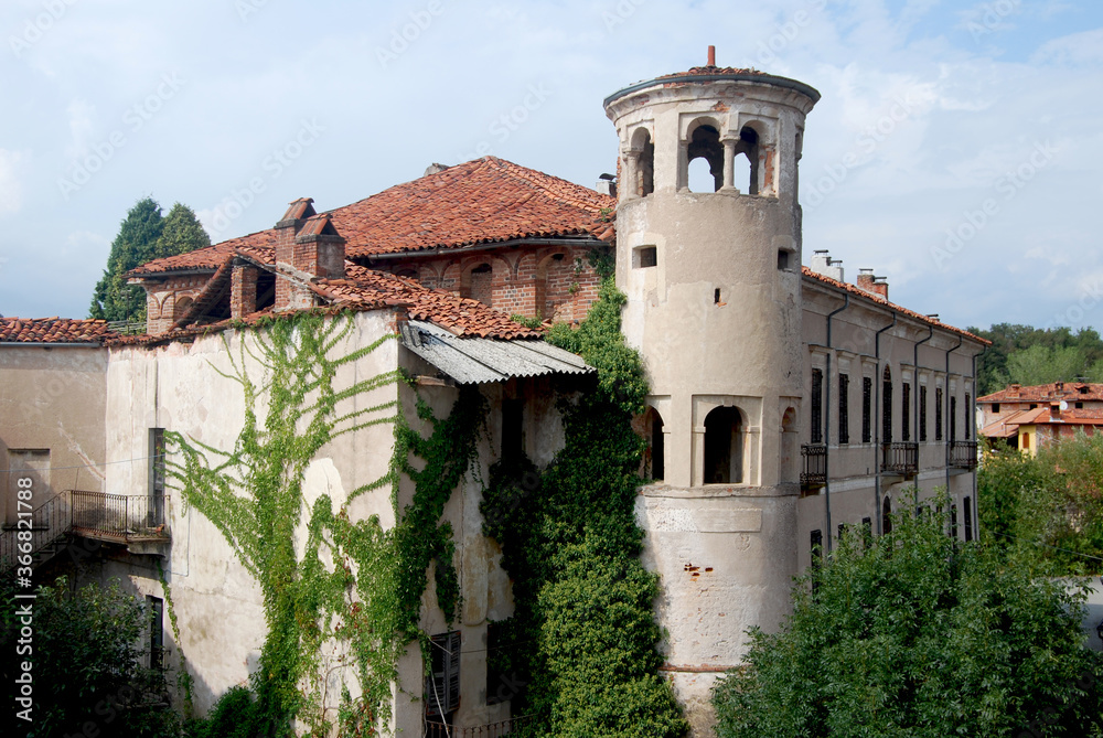 historic castle facade with circular watchtower
historic castle facade with circular watchtower