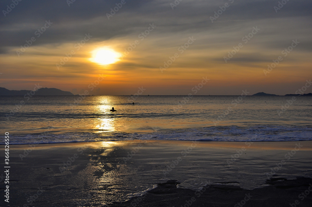 Obraz premium Sunset background on the sea coast