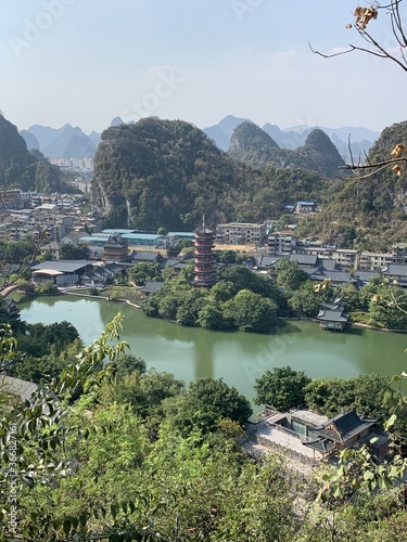 Paysage urbain, fleuve et pics karstiques à Guilin, Chine 
