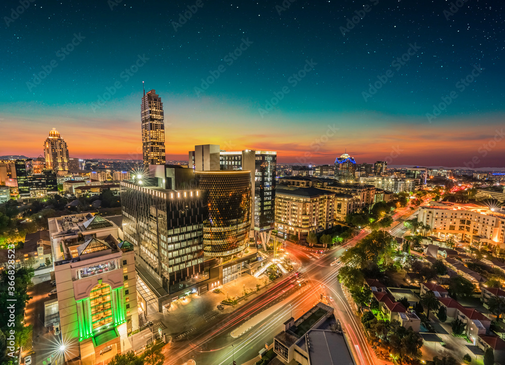 Naklejka premium Miasto Sandton oświetlone nocą w Gauteng Johannesburg RPA