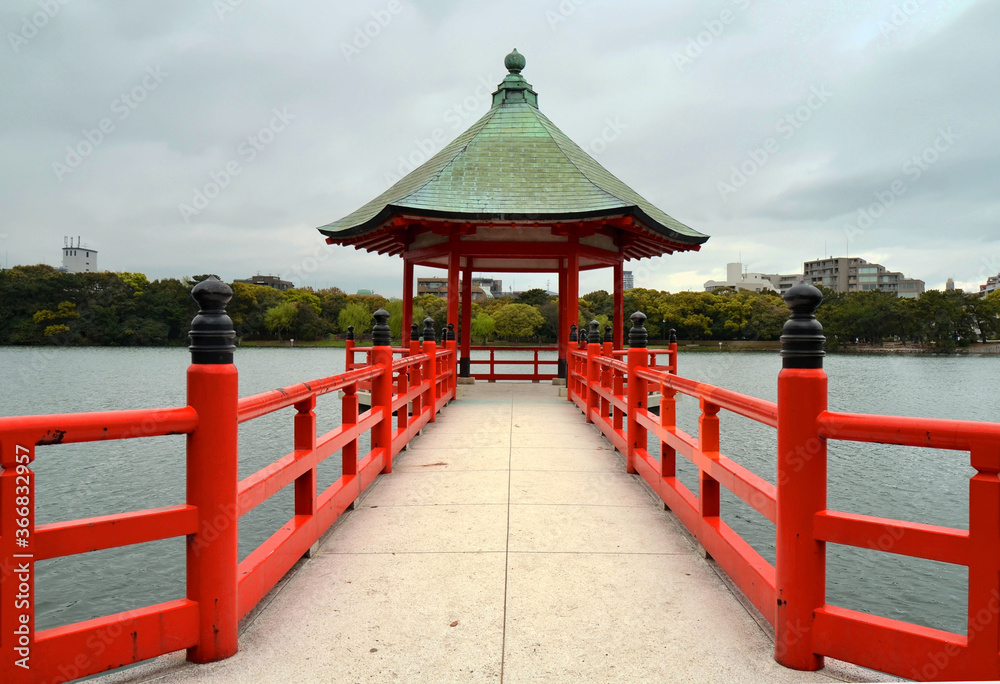 Ohori Park is a pleasant city park in central Fukuoka (Japan) with a large pond at its center. The park was constructed between 1926 and 1929.  04-07-2015