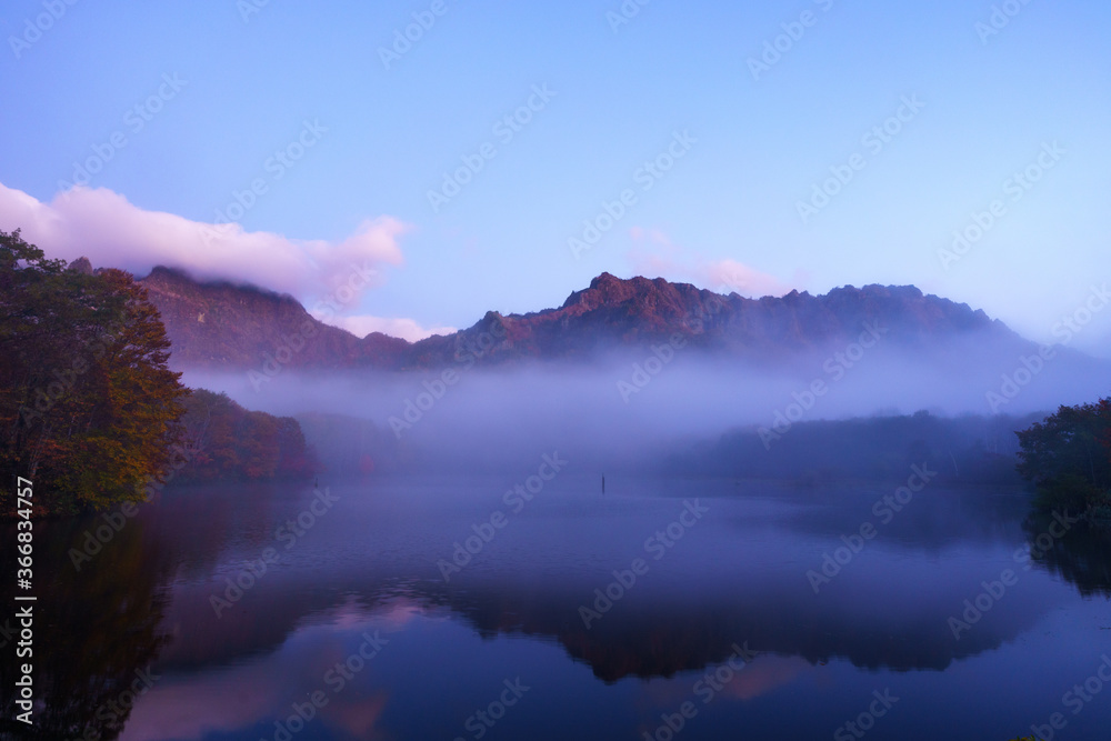 Fototapeta premium 朝もやの戸隠鏡池