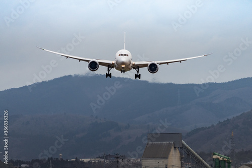日本のローカル空港でクラブって着陸態勢のジェット旅客機