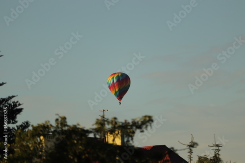 lot  kolorowym  balonem  wysoko  nad  miastem