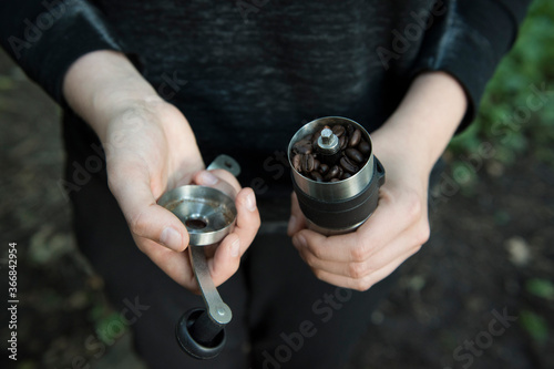 Manual crank coffee grinder