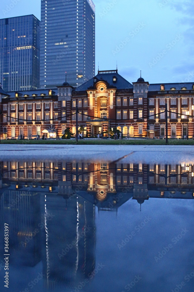 Obraz premium 水溜まりに映る東京駅