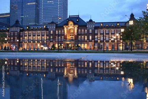 水溜まりに映る東京駅