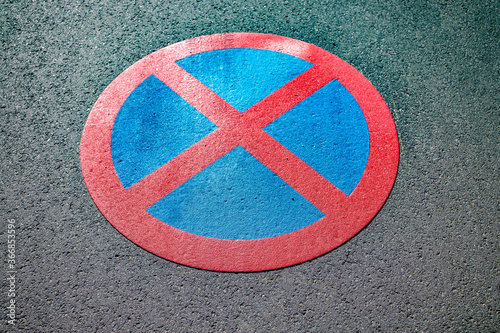 No stopping sign on asphalt © Birgit Reitz-Hofmann