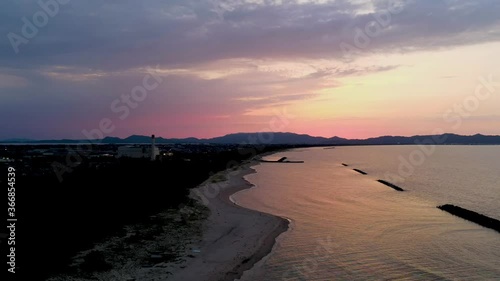 海岸線夕日のドローン タイムラプス