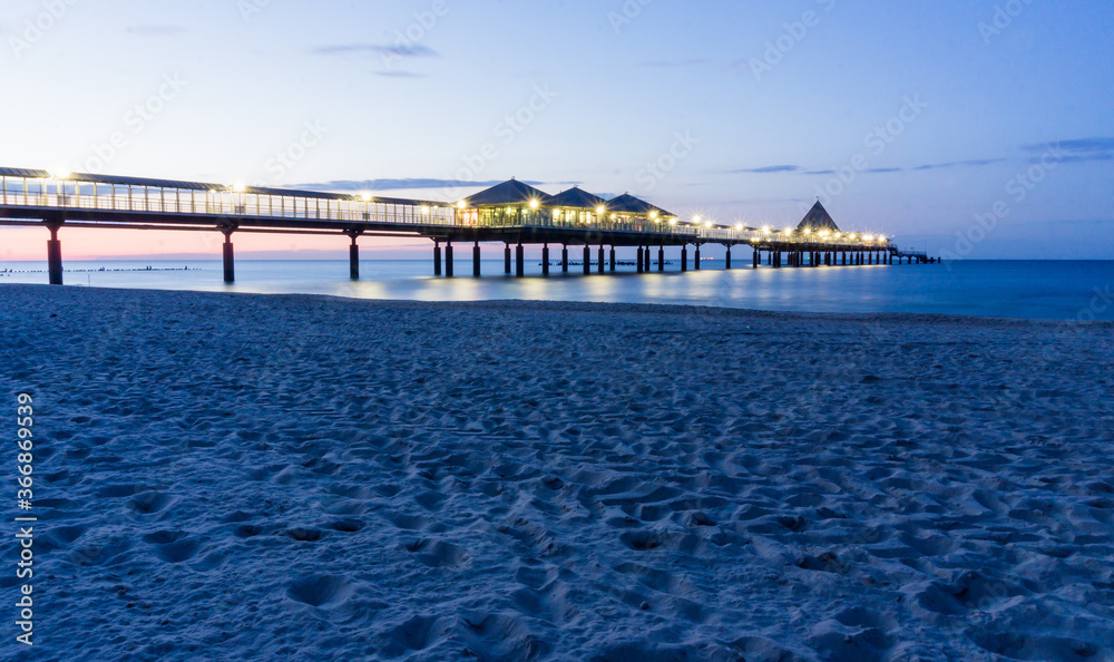 Seebrücke Heringsdorf auf der Insel Usedom bei Nacht Seebrücke Heringsdorf auf der Insel Usedom bei Nacht