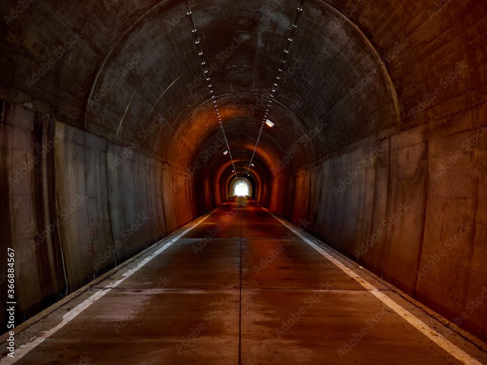 薄暗いトンネルの構内