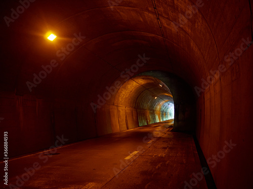 ナトリウムランプに照らされているトンネルの構内