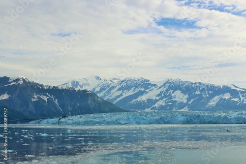 チリ氷河 水面に浮かぶ氷