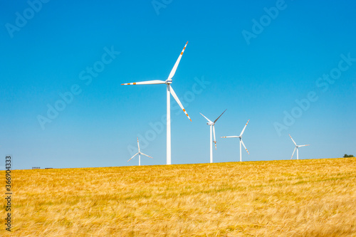 Obraz na płótnie Wiatraki elektrownia wiatrowa energetyka pole w salonie