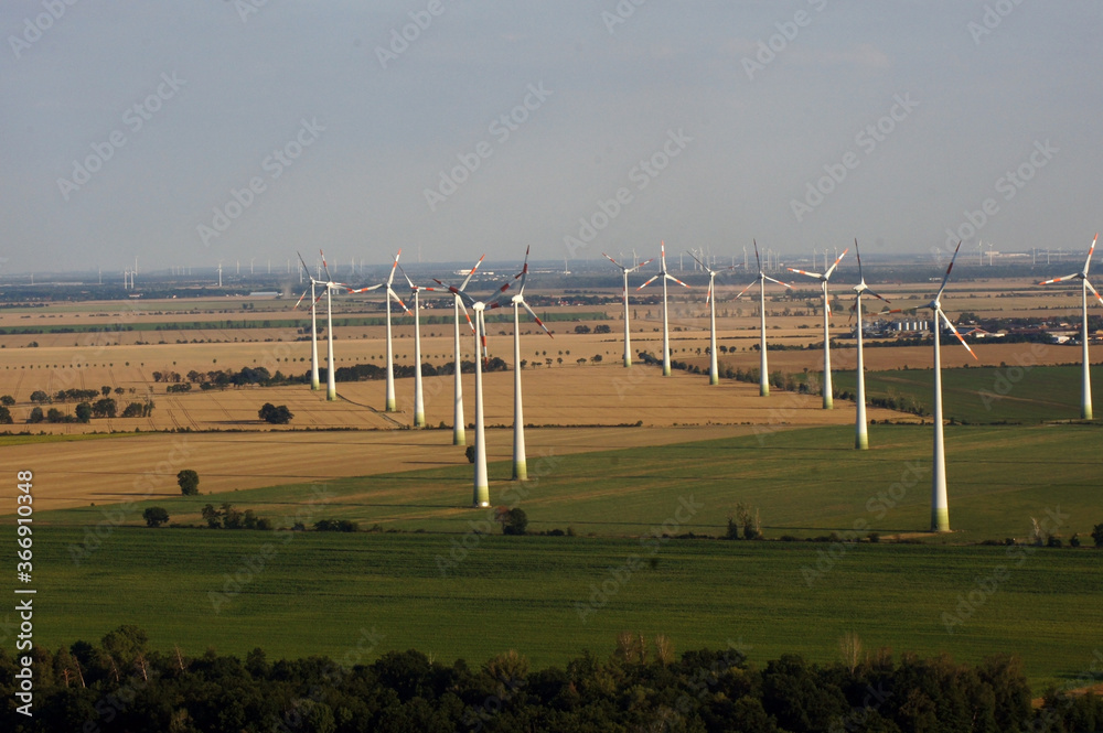 Windräder auf dem Feld von in Rosefeld Windräder auf dem Feld von in Rosefeld