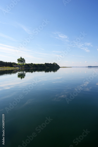 Spiegelglattes Wasser früh morgens auf der Ostsee