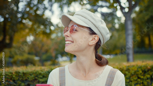 Photography Smiling girl in a park in Paris