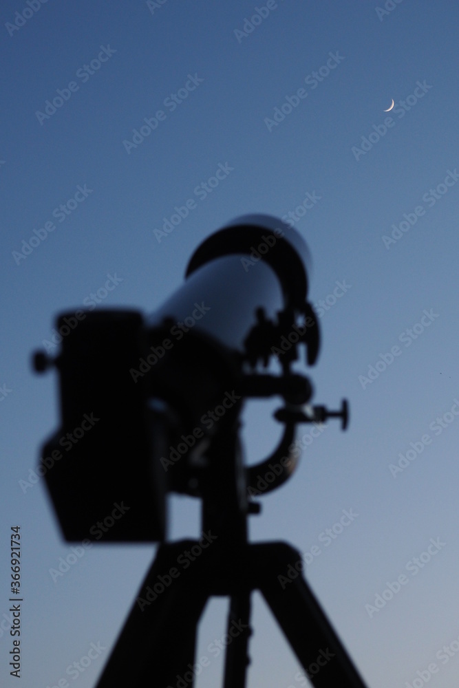 Télescope pointé vers le ciel