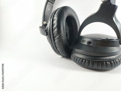  clean images of black headphones