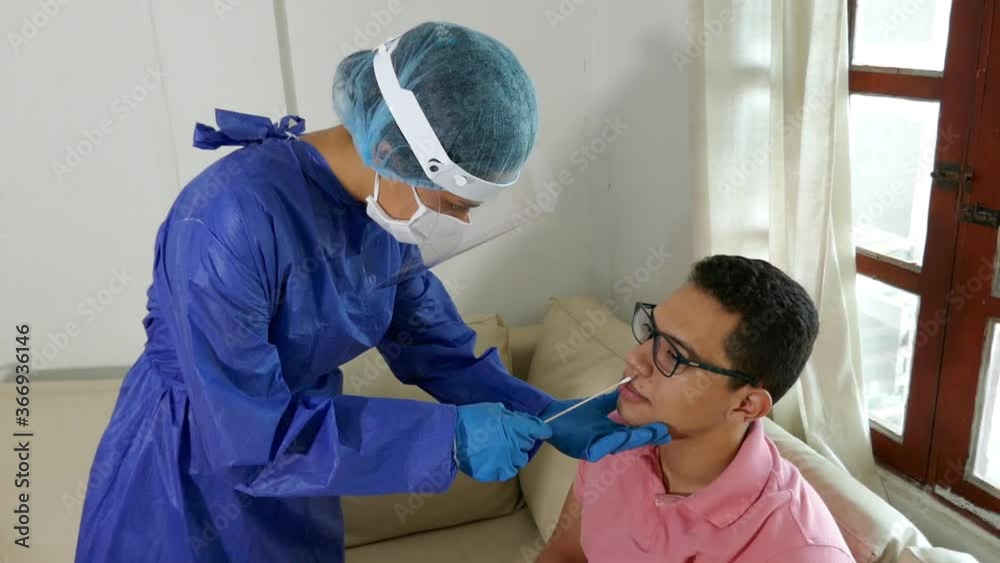 Vidéo Stock Doctor takes a cotton bud from man’s mouth to analyze the