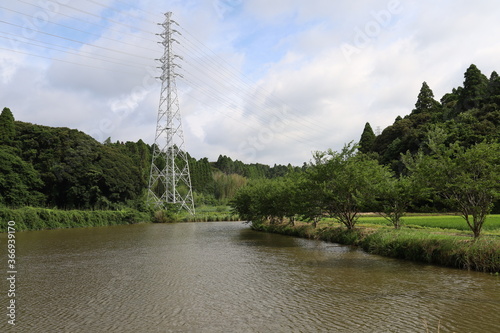 野池と鉄塔