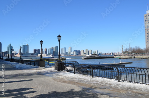 New York city river, skyline and lamp posts on a sunny winter day.  © Jessica