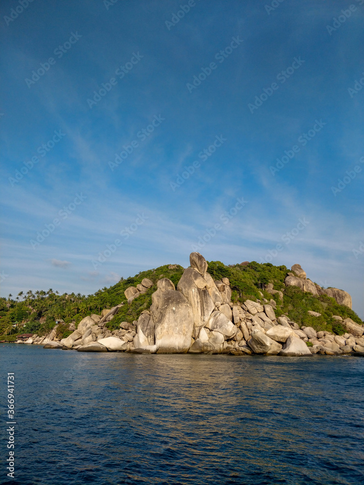 Fototapeta premium Amazing rocky island with blue sky and sea of Koh Tao Thailand