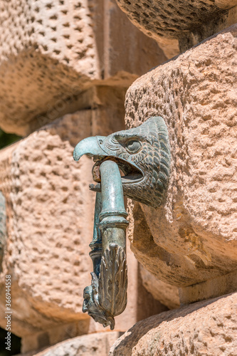 ancien anneau d'attache cheval à tête d'aigle au Palacio de Carlos V, la Alhambra photo