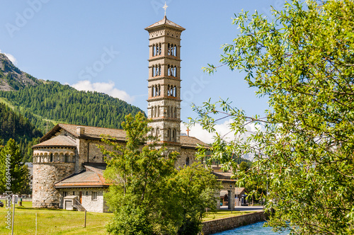 St. Moritz, Kirche, Sankt Karl Borromäus, Inn, Fluss, St. Moritzersee, Dorf, See, Alpen, Oberengadin, Engadin, Graubünden, Sommer, Sommertourismus, Schweiz photo