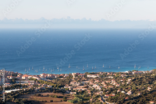 Région de Balagne - village de l'Île-Rousse sur fond de mer méditerranée - Corse
