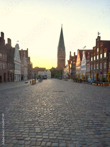 Sonnenaufgang am Sande in Lüneburg. 