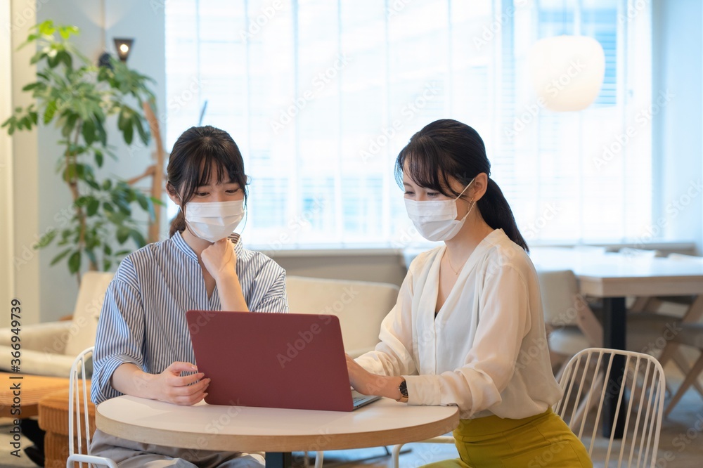 アジア人女性　２人　ポートレート