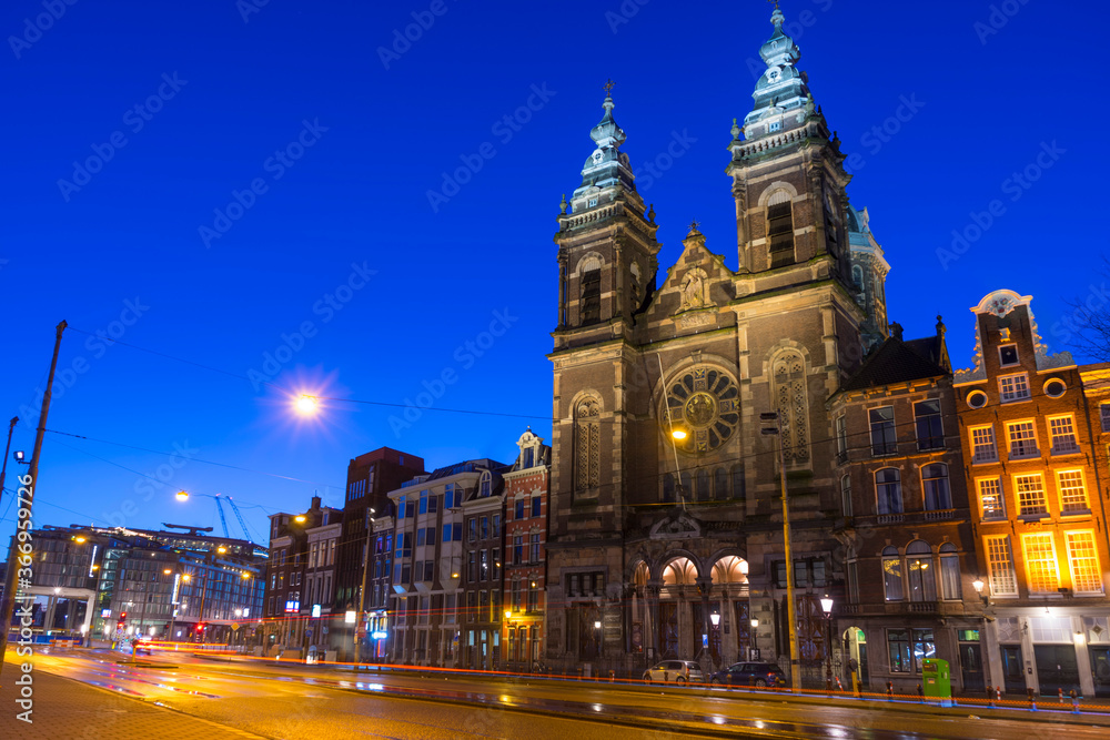 Obraz premium View of Basilica of Saint Nicholas at night time, near the Central railway Station,Amsterdam, Netherlands