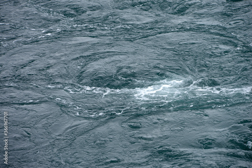 Courant marin avec des tourbillons en gros plan © Richard Villalon