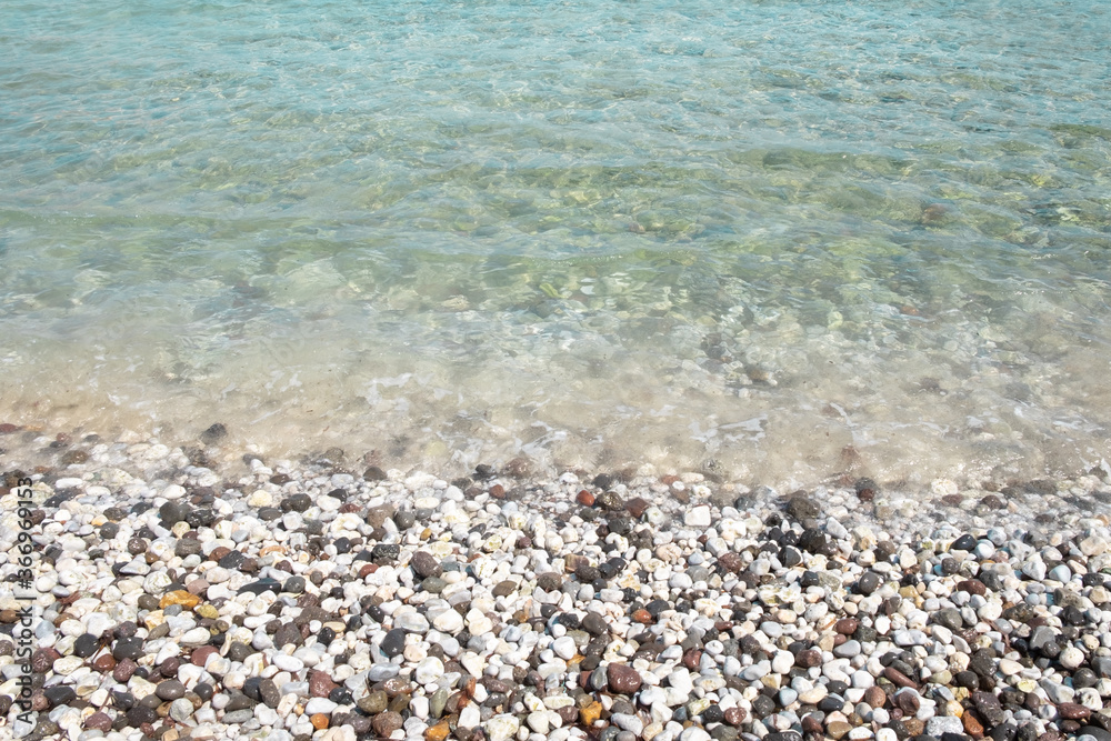 Acqua cristallina spiaggia con sassi di Kos. Grecia