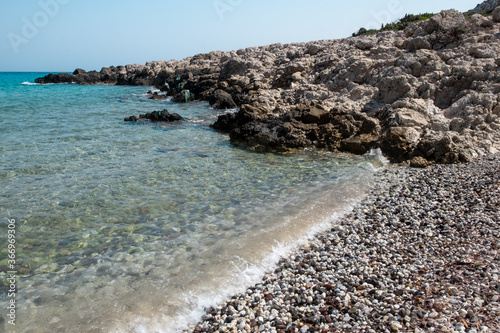 Acqua cristallina spiaggia con sassi di Kos. Grecia