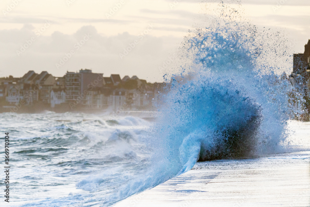 Φωτογραφία Big high tide and big waves on the Chaussée du Sillon in Saint Malo, Brittany, F