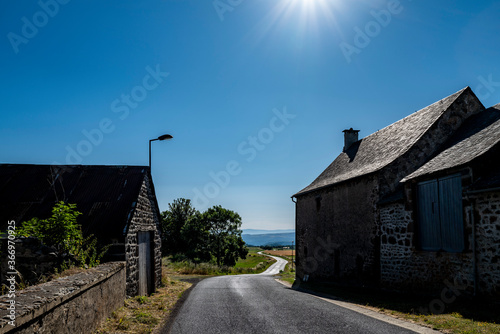 Le Bru, sortie du village,contre jour photo