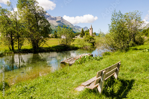 Sils, Segl, Baselgia, St. Lorenz, Kirche, Pfarrkirche, Inn, Fluss, Holzbank, Piz da la Margna, Oberengadin, Engadin, Seenplatte, Alpen, Wanderweg, Graubünden, Sommer, Schweiz photo